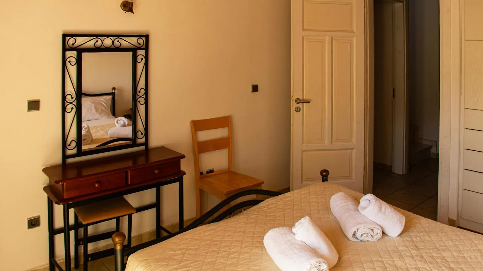Sunset Breeze Villa And Apartments تورلوس